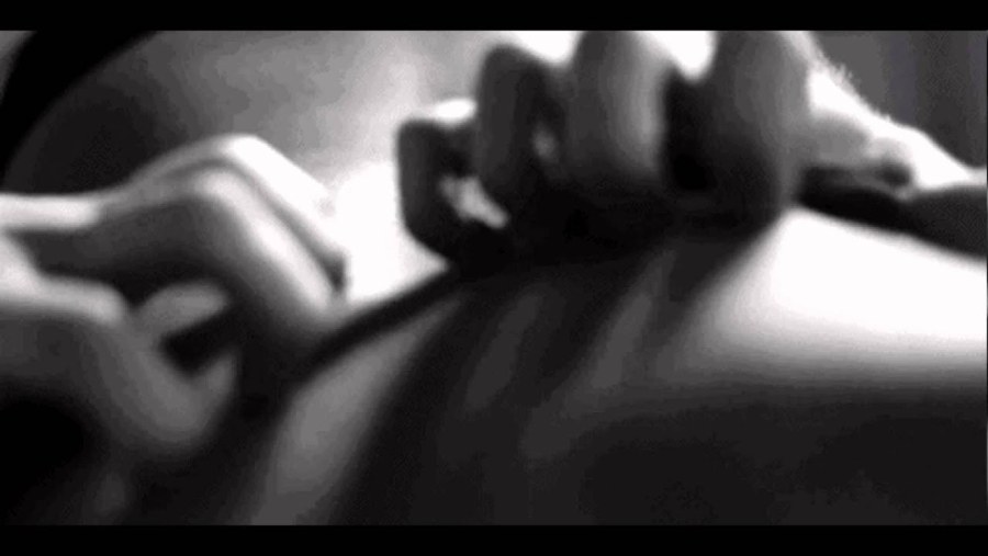 Сладкий поцелуй в кровати