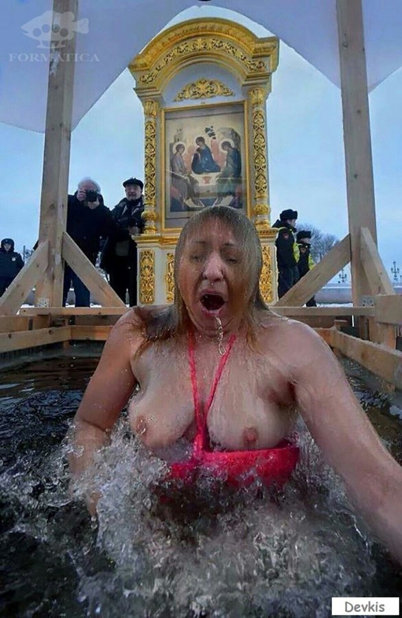 Голые женщины купаются в проруби