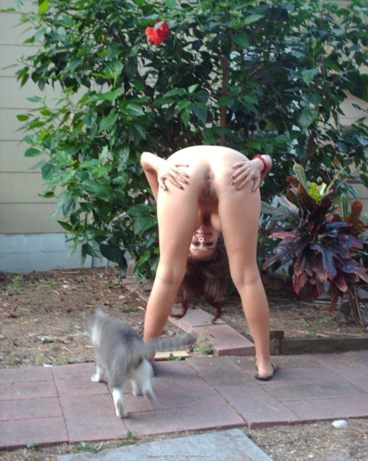 Жена голая в частном дворе