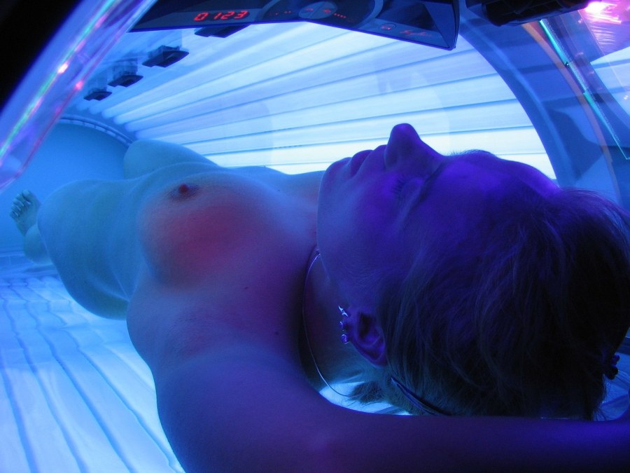 Большие сиськи мастурбация в солярии