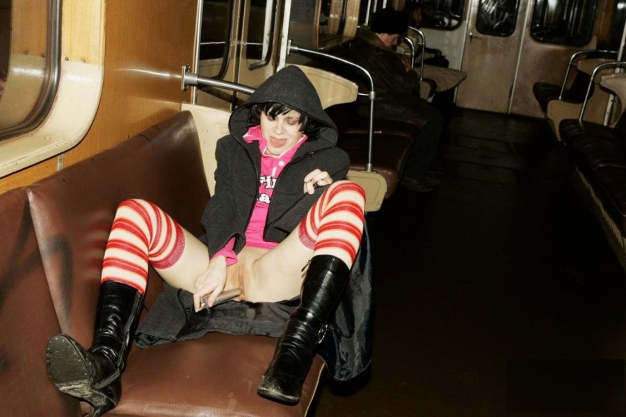 Раздетые девушки в метро