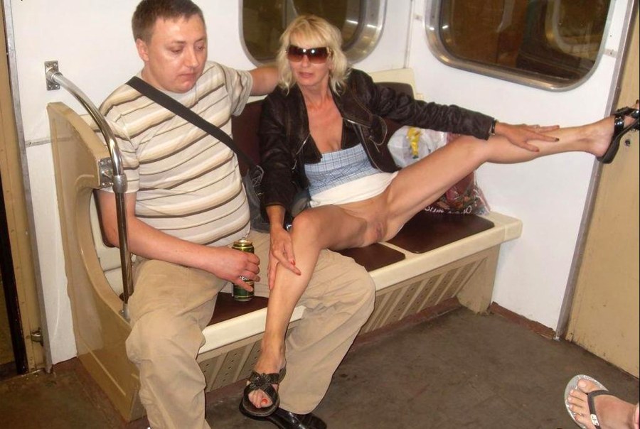 Девушка показала сиськи в метро