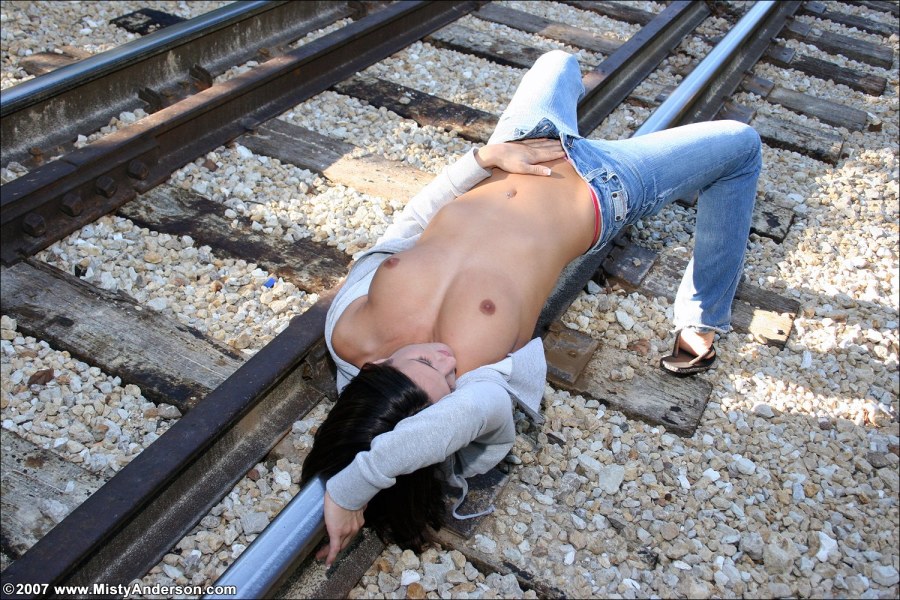 Foxi di на железной дороге голая