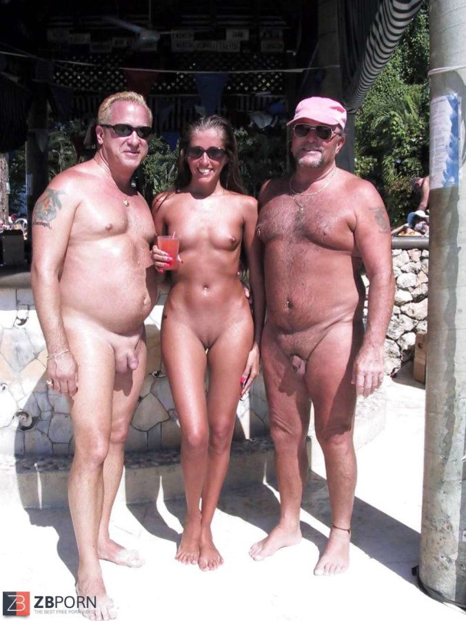 Голые мужчины и женщины на пляже