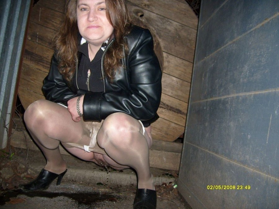 Красивая девушка какает