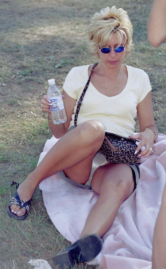 У зрелых в трусиках под юбкой