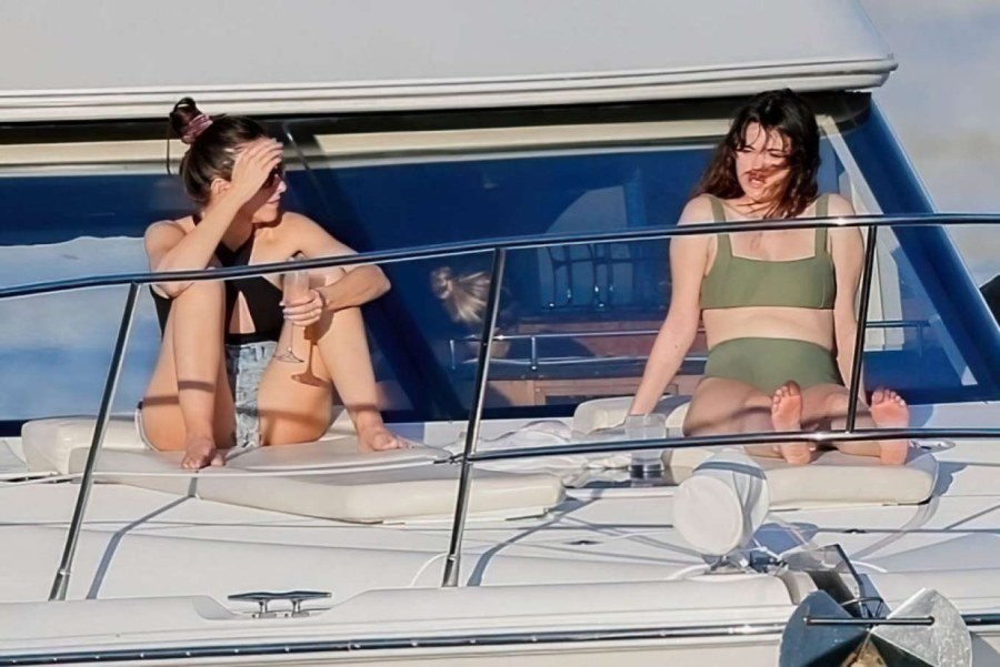 Эмма Уотсон засветила