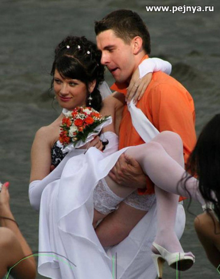 Колготки под юбкой в метро