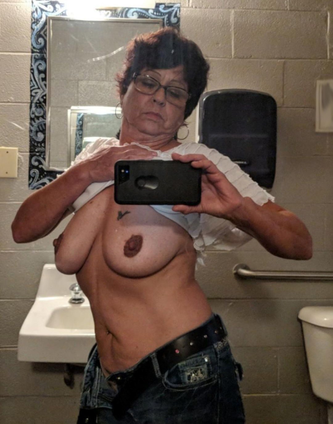 Granny nude selfie