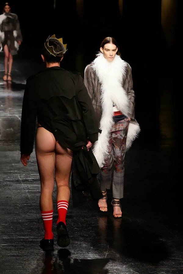 Голые фотомодели на подиуме