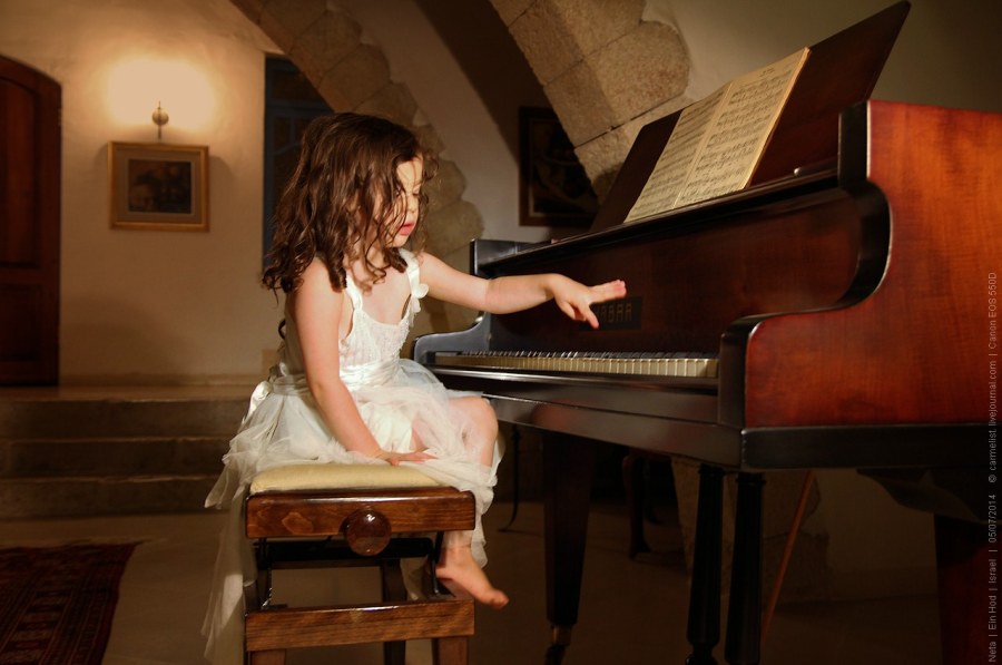 Девка без трусов играет пианино