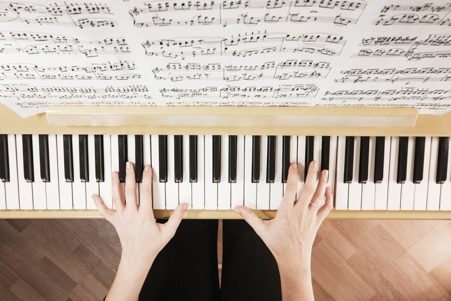 Парень и девушка за пианино