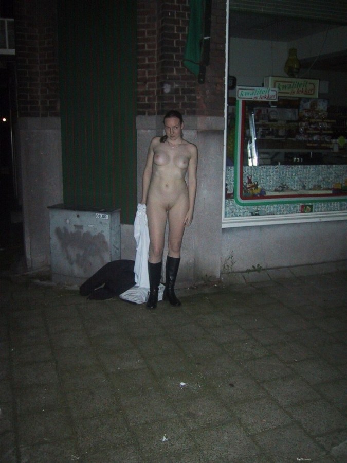 Прогулка голышом по подъезду