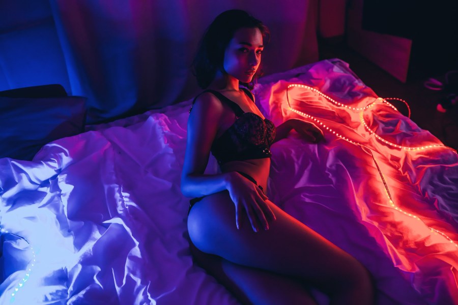 Красивая девушка в неоне