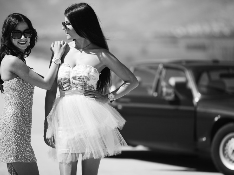 Две девушки в белых платьях