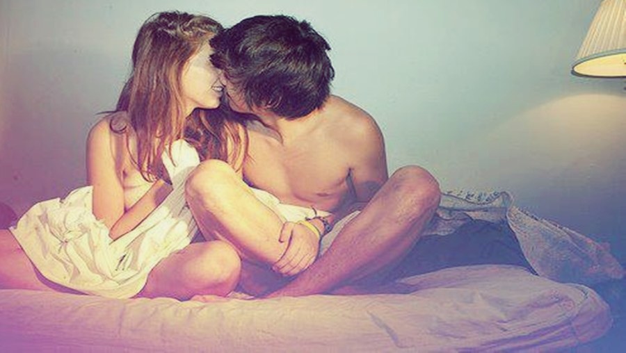 Парень и девушка в кровати