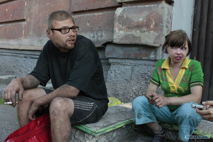 Красивая девушка ебется с бомжом