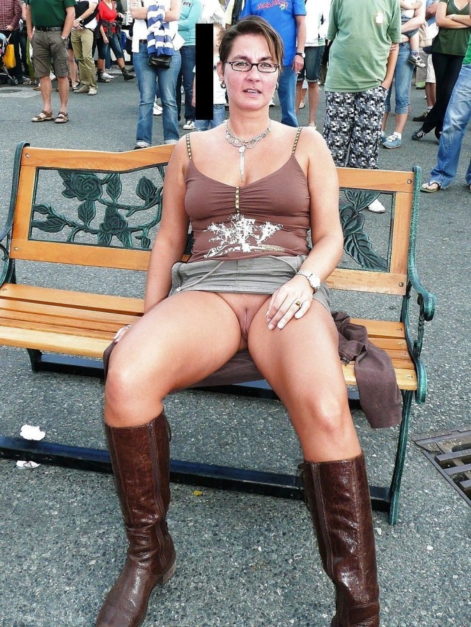 Женщины гуляют без трусов