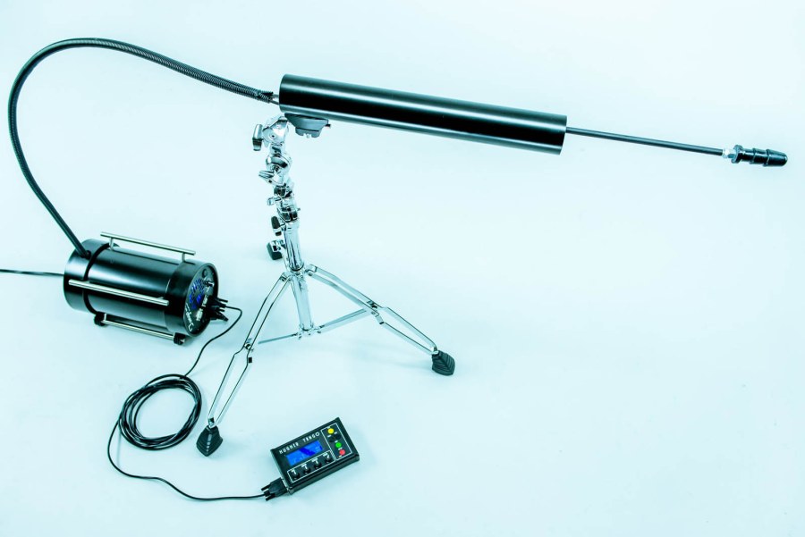 Брюнетка наедине с сексмашиной