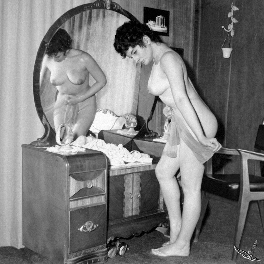 Голые женщины моются в бане