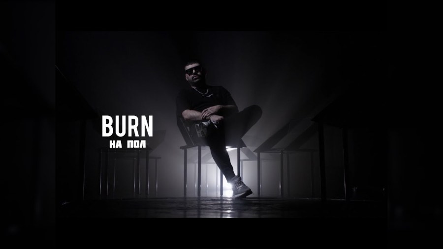 Карина Ирби в джинсах