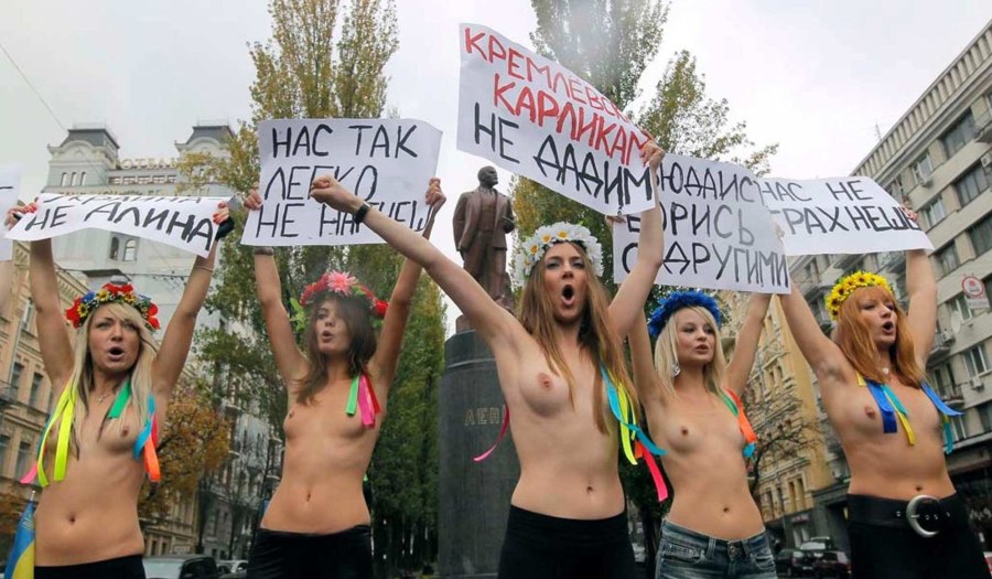 Голые женщины протестуют