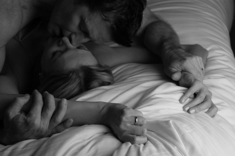 Силуэт лежащей девушки