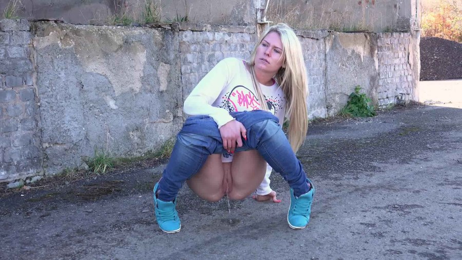 Женский писсинг на природе