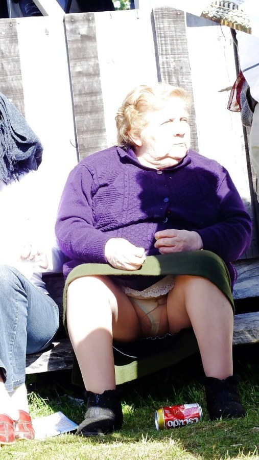 Старые женщины без трусов