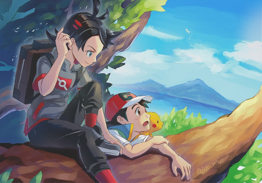 Девушка блондинка в платье из сетки на пляже