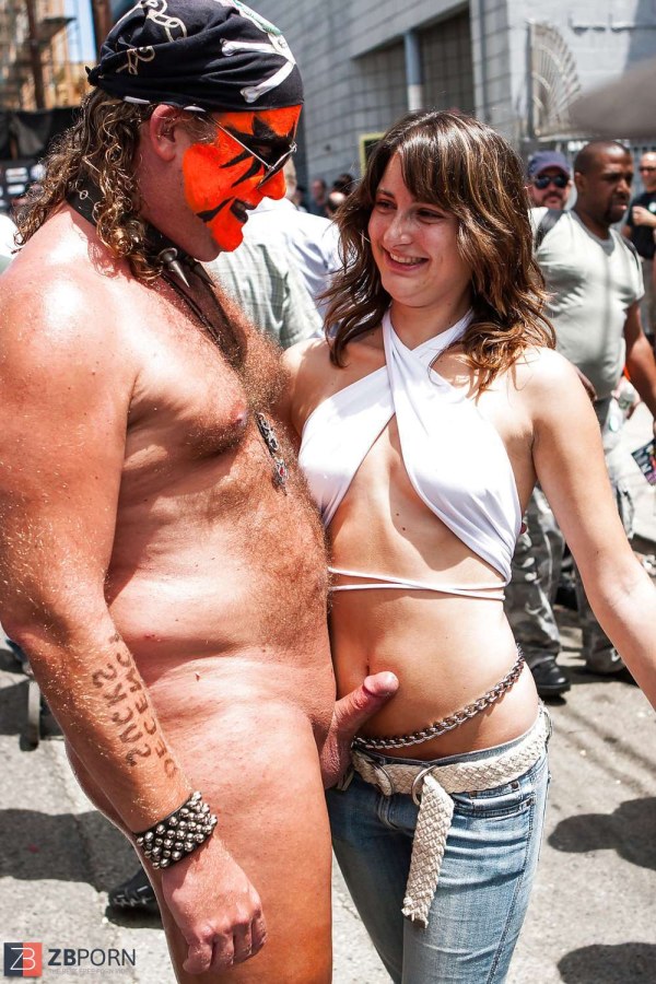 Женщины рассматривают голых парней