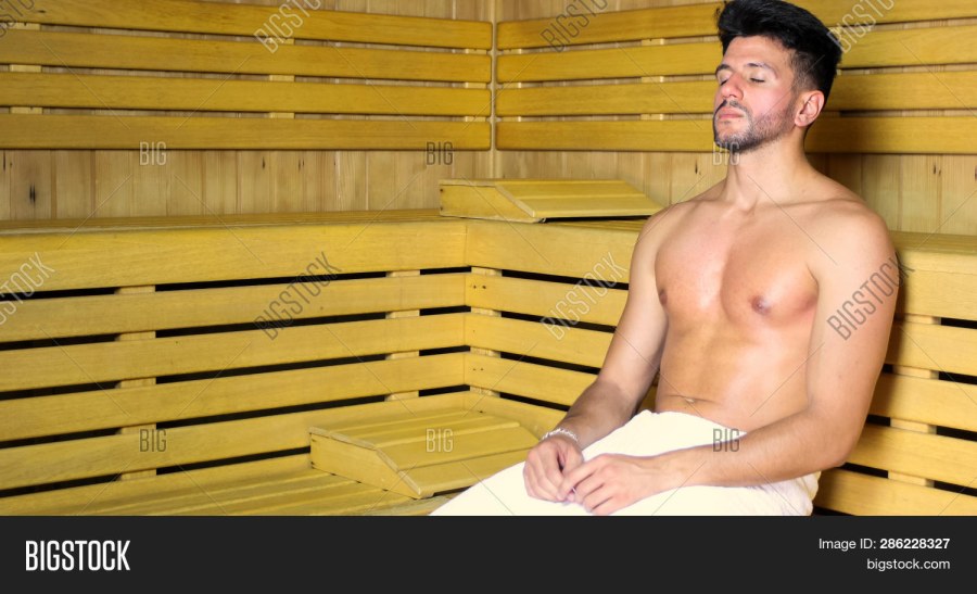 Красивые мужчины в бане