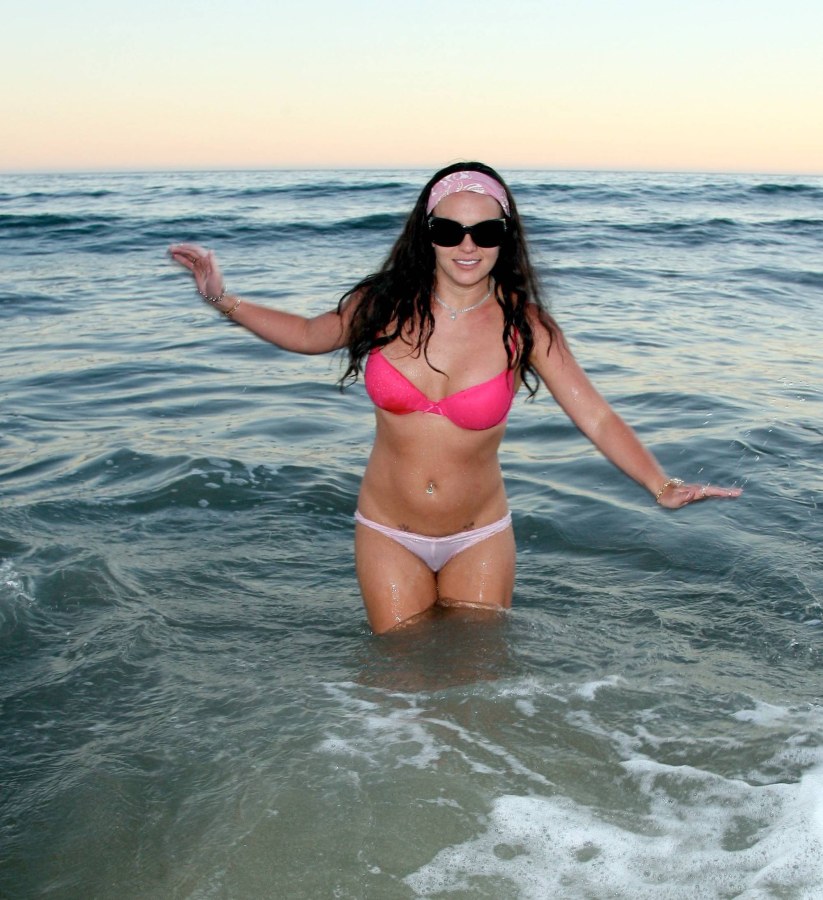 Галя Тенишева в купальнике