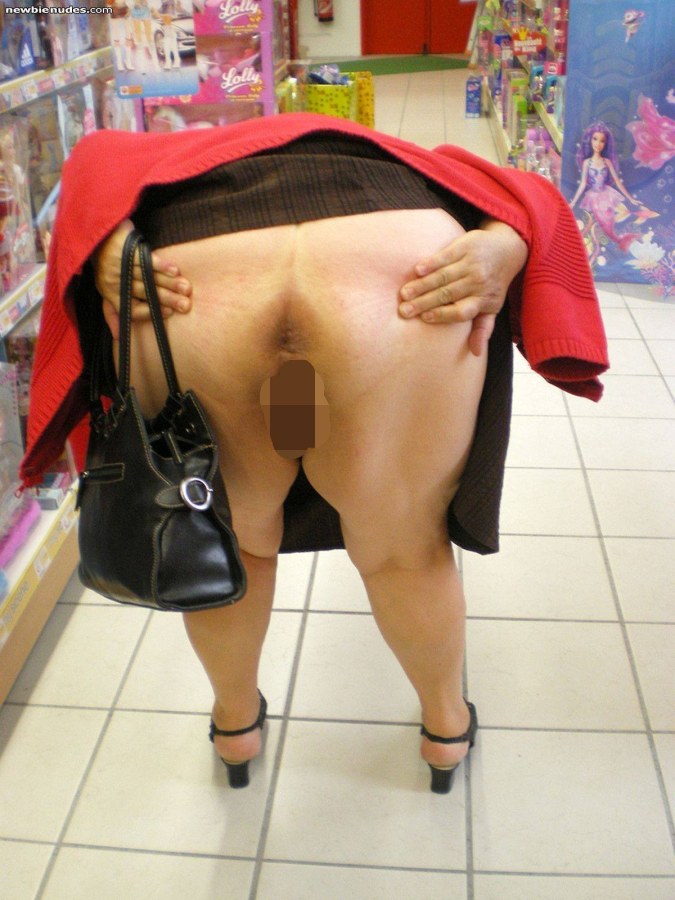 Толстая старуха наклонилась