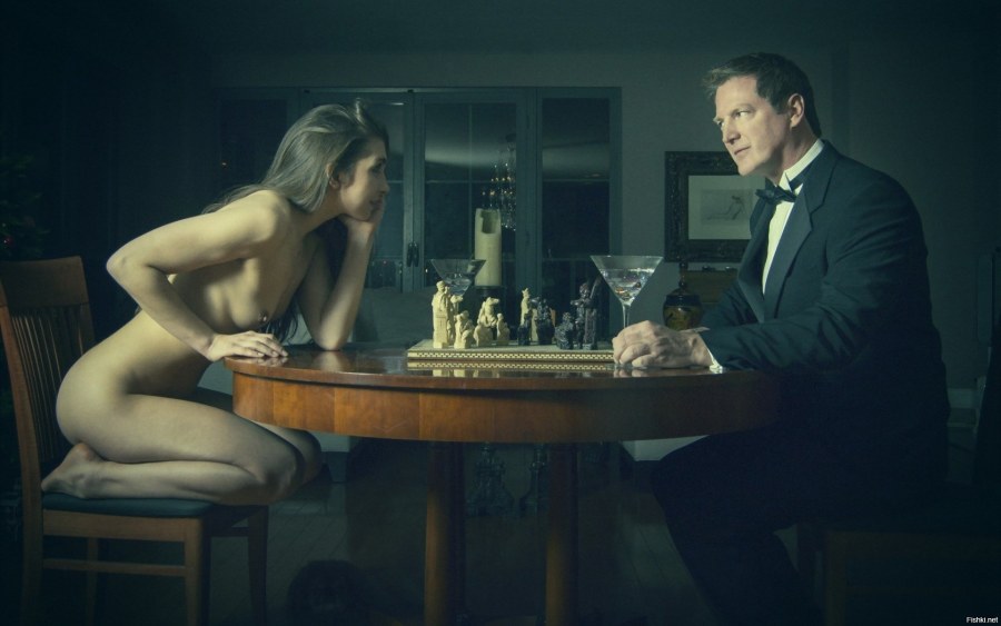 Голые женщины на столе с раздвинутыми ногами