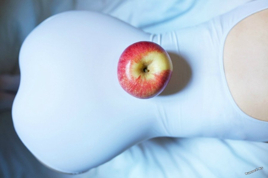 Эротичные девушки с яблоками