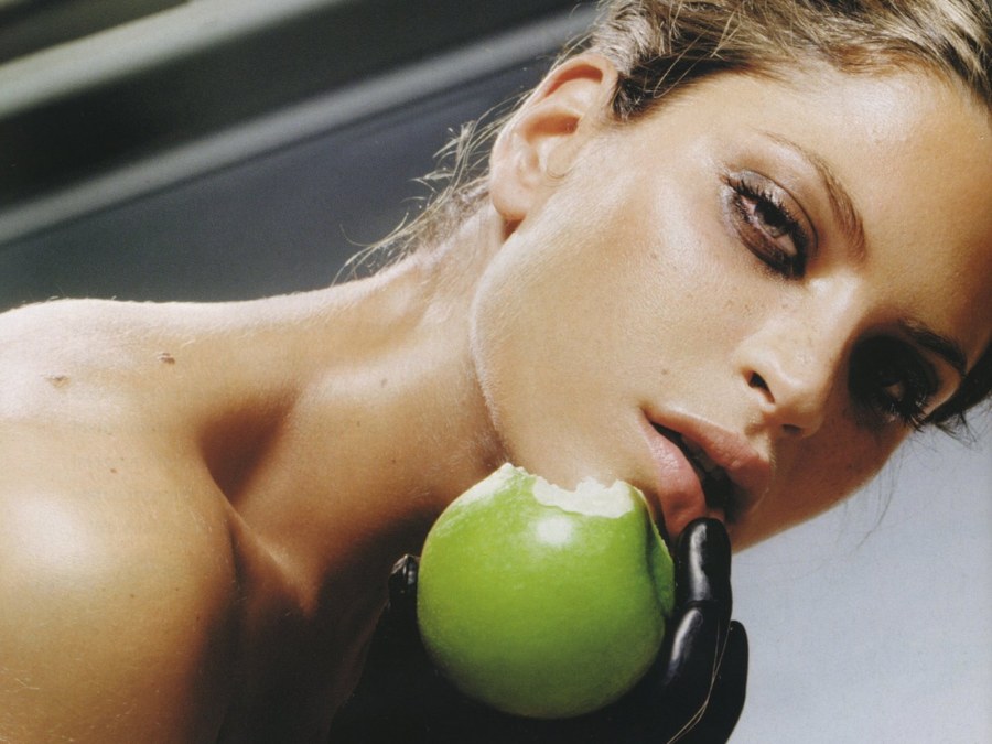 Девушка с фруктами на груди