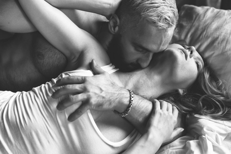 Девушка целует мужчину