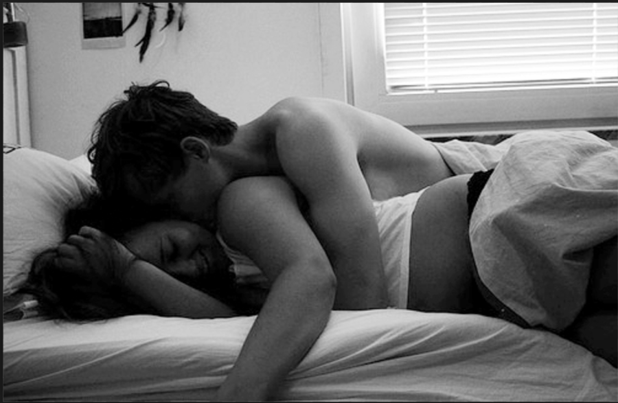 Объятия в кровати