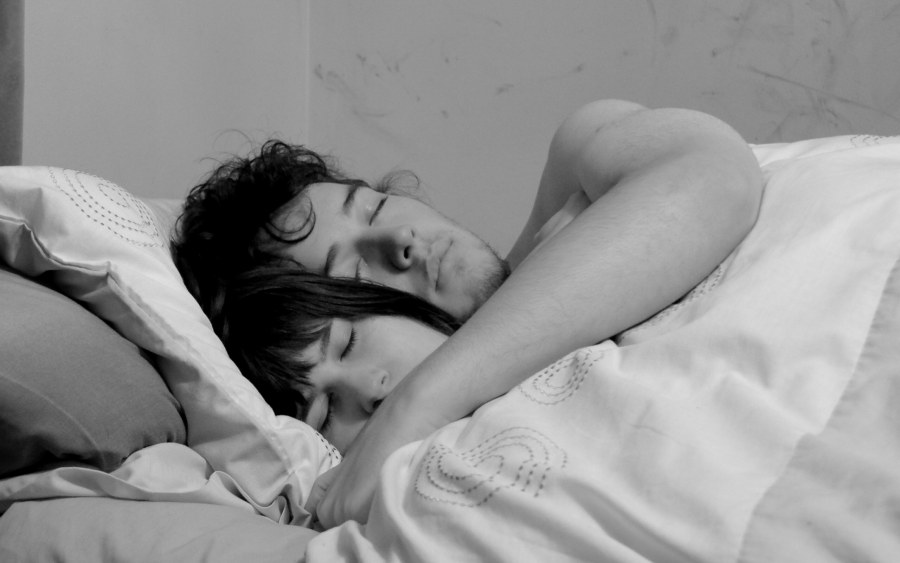 Обнимает в кровати