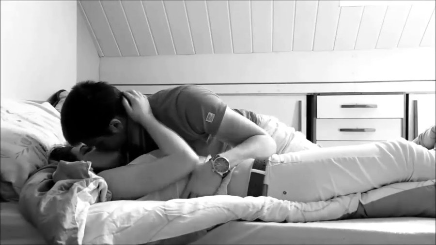 Парень и девушка в кровати