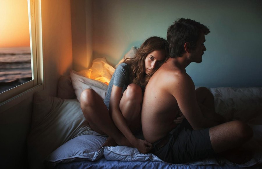 Девушка и парень у которого не получилось в постели