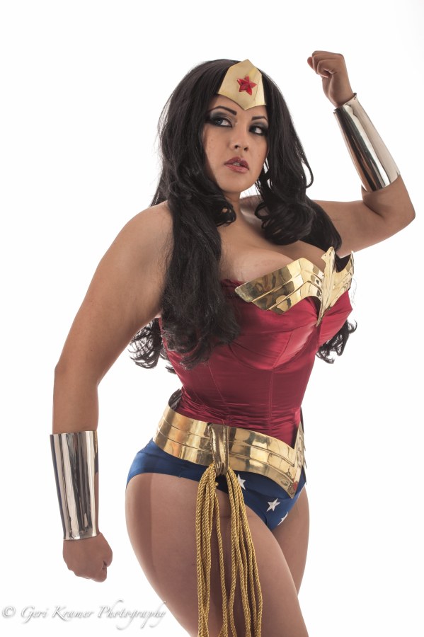 Модель чудо женщина косплей сосиска