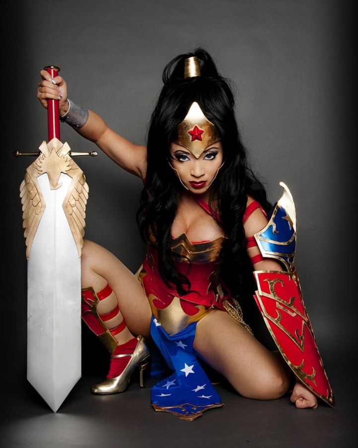 Супергерл и чудо женщина косплей