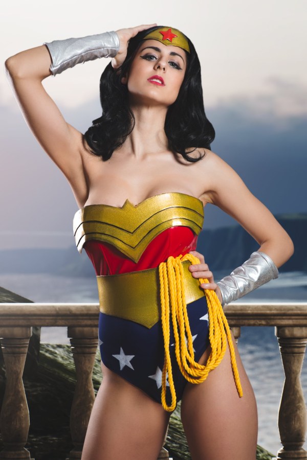 Чудо женщина на пляже