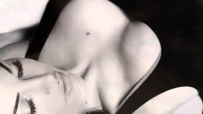 Красивые сиськи с родинкой