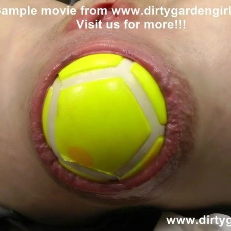 Теннисный мячик в анусе