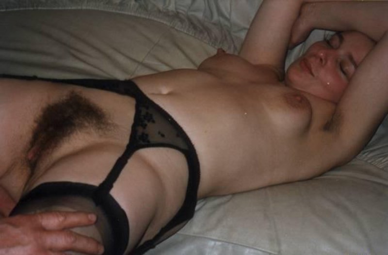 Волосатая жена в трусах