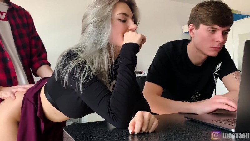 Ева Элфи ебется с девушкой