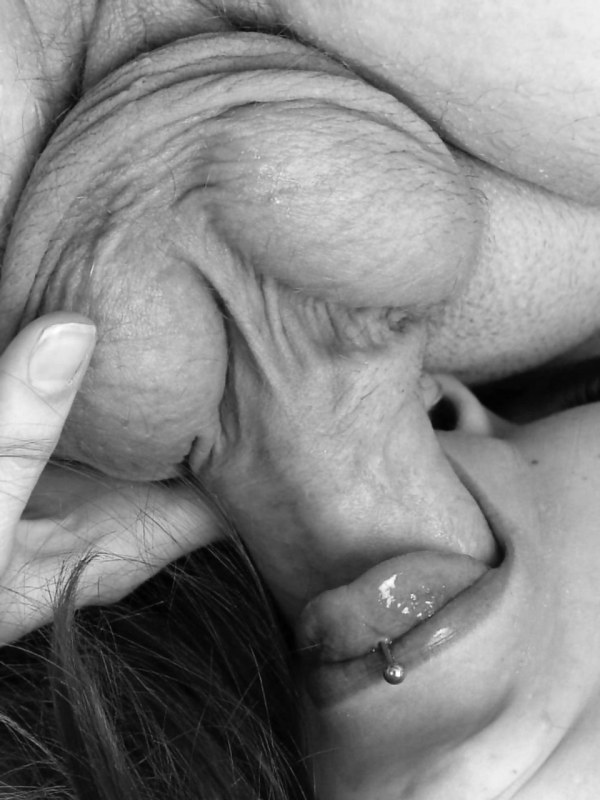 Глубокий Миньет языком яйца